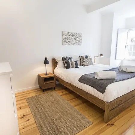 Lovelystay - Cais River View Apartment