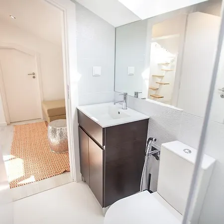 Lovelystay - Cais River View Apartment